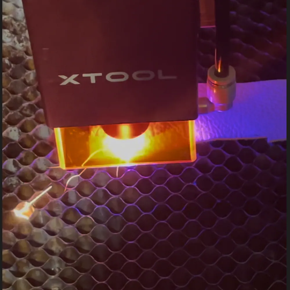 Gros plan sur le corps en cuir revalorisé découpé au laser