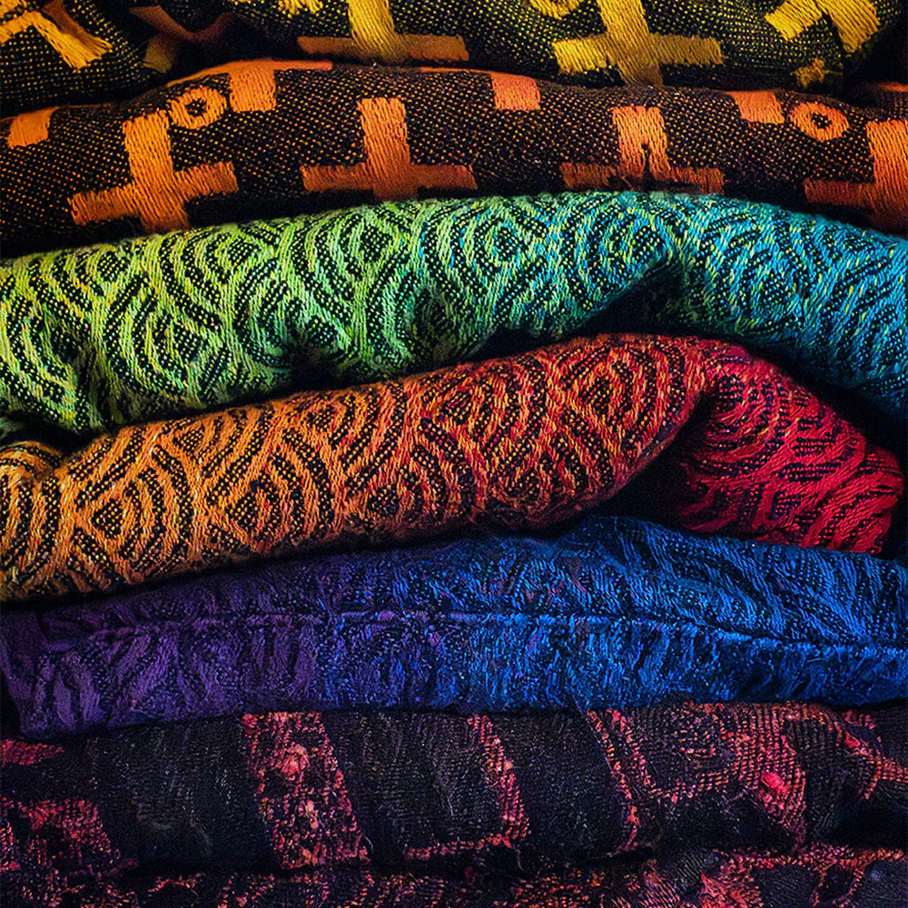 Mosaïque de tissus d'écharpes de portage multicolores